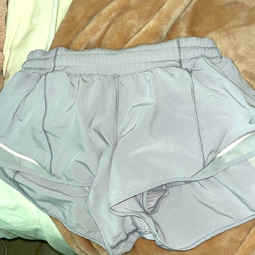 Lululemon low rise 2.5 hotty hots